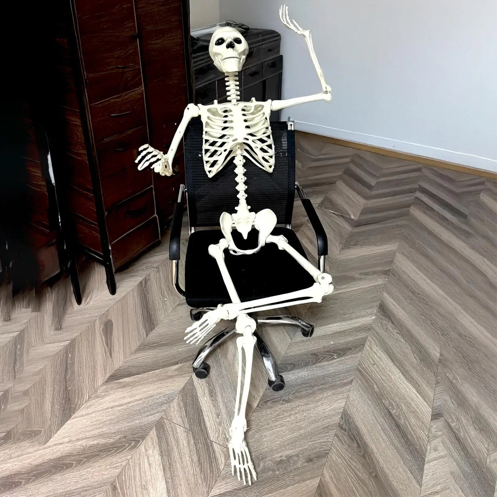 Halloween Skeleton Life Size Human Skeleton With Posable Joints Weather-Resistant Outdoor Decorations Spooky Photo Props Party